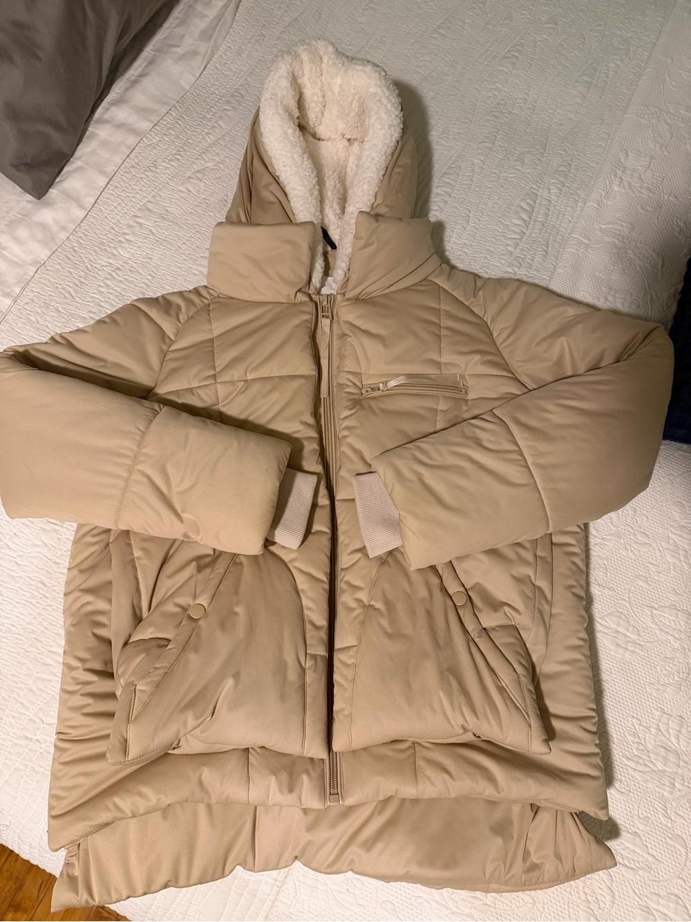 Avec le filles -   Women's Beige Puffer Coat with Sherpa Lining in hood